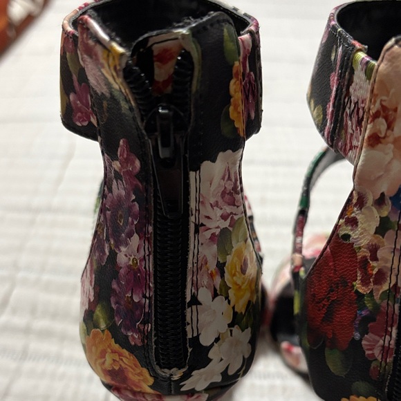 Steve Madden Black Floral Heels - Picture 7 of 11